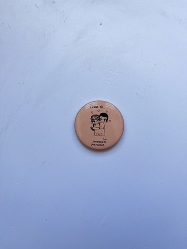 Love pin badge 1973 - pin,