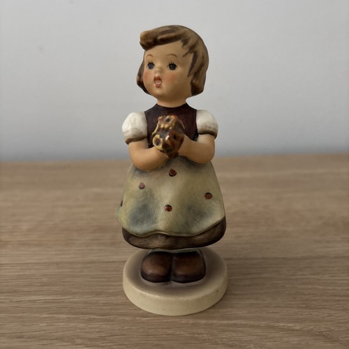 Goebel hummel figurine girl - figurine,