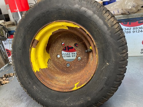 Front stud wheel - front,
