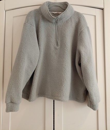 Sage green fluffy pull over - green,