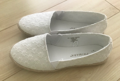 Cream daisy patterned flat - cream,