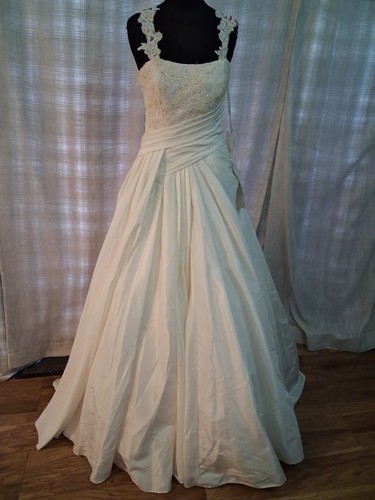 Bnwt wedding dress size - bnwt,