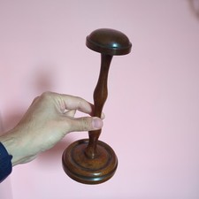 VINTAGE ANTIQUE MAHOGANY WOODEN SIMPLE DELICATE WIG STAND 23.5CM
