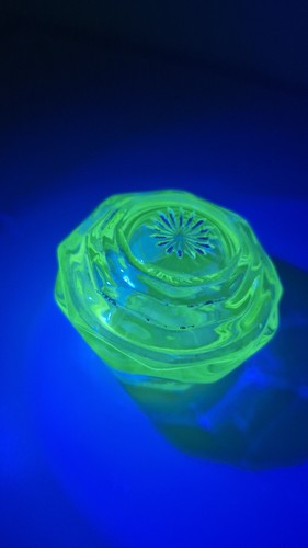 Small uranium glass powder - small,