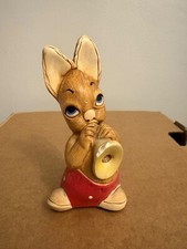 Pendefin "Phumf" figurine with red trousers