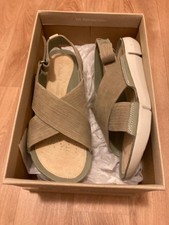 clarks ladies sandals 4.5 worn