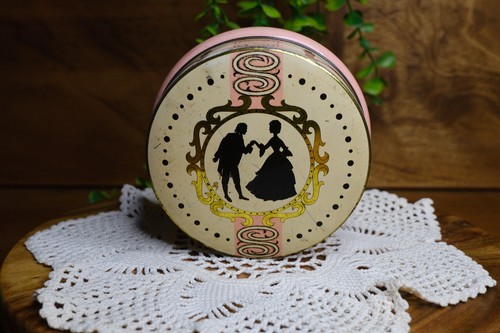 Vintage pink silhouette round - vintage,