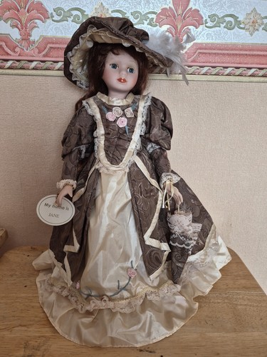 Vintage victorian dressed - 16",