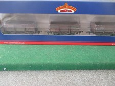 BACHMANN  00 SET OF CHINA CLAY WAGONS DEPARTMENTAL WEATHERED. CAT NO.33-079Z
