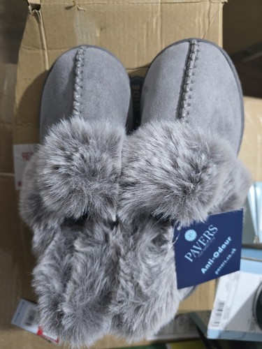 Pavers grey faux - -fur, pom-pom