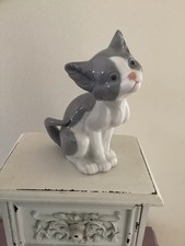 Lladro Cat “ Feed Me” 1981.