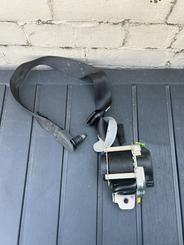 Driver side seatbelt kia - side,