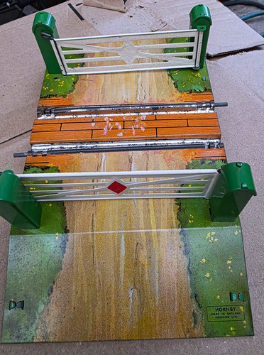 Hornby level crossing o - level,