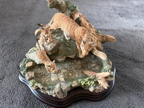 Large country artists - large, tiger
