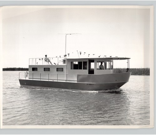 Houseboat cabin cruiser boat - houseboat,