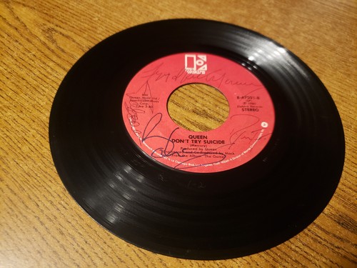 All queen members - 4, hand
