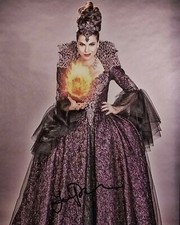 Laura Parilla signed 8x10