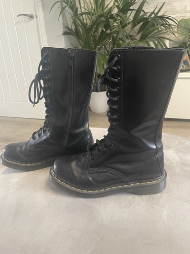 Martens women 14 - martens, hole