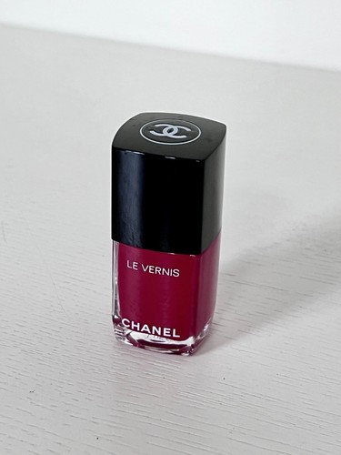 Chanel versus nail - le,