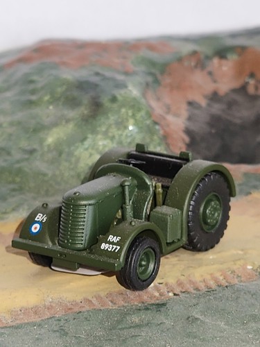 Oxford diecast raf david brown - diecast,