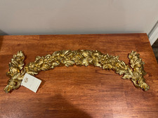 EUROMARCHI Swag Pediment Wall