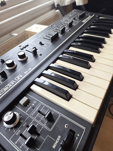 Roland keyboard - roland, sh-09