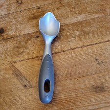 Pampered Chef Ice Cream Scoop Soft Grip w/Pointed Head New