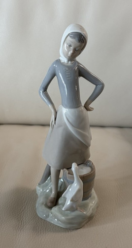 Lladro figurine 4682 girl - lladro,