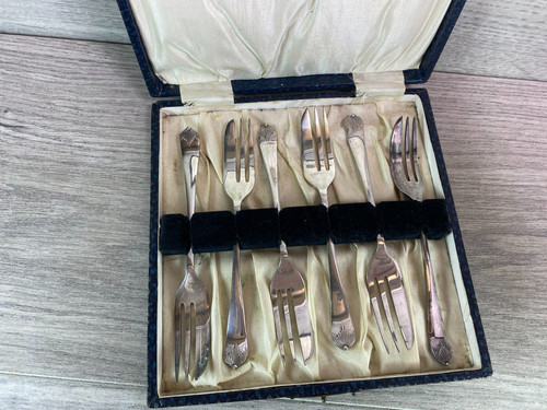 Cased set vintage - cased,
