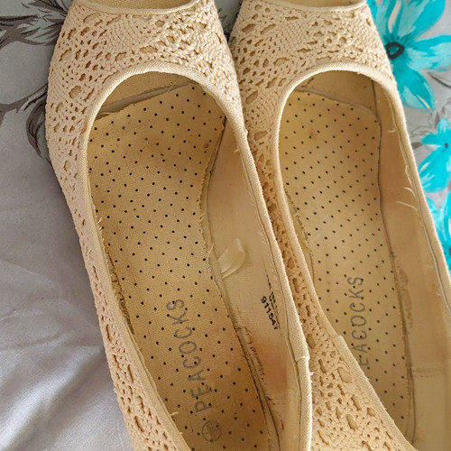 Peacocks beige crochet peep - beige,