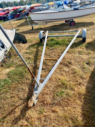 Sailing dinghy road trailer
