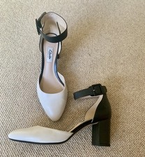 LADIES CLARKS BLISSFUL CHARM CREAM/BLACK MIX SHOES SIZE 5D