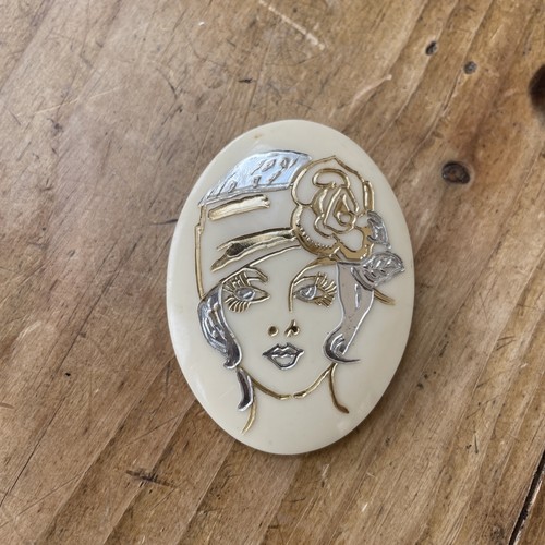 Brooch with 1920 lady - with,