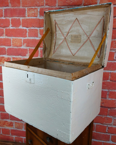 Antique trunk chest - chest, helyar