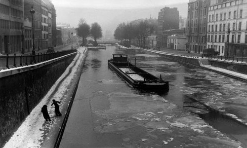 Barge crosses the frozen - barge,