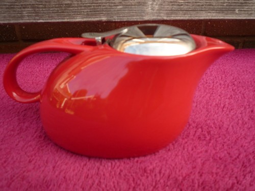 Unusual shape red ceramic - ,
