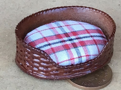 Dolls house resin - basket, pet