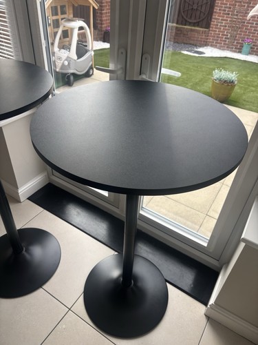 Round tables - round,