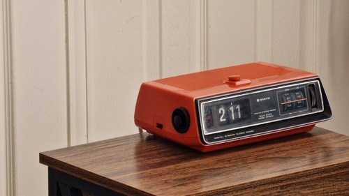 Sanyo flip clock radio - sanyo, red