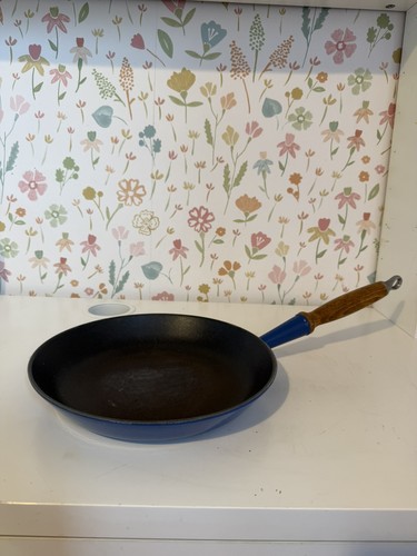 Vintage creuset cast iron - le,