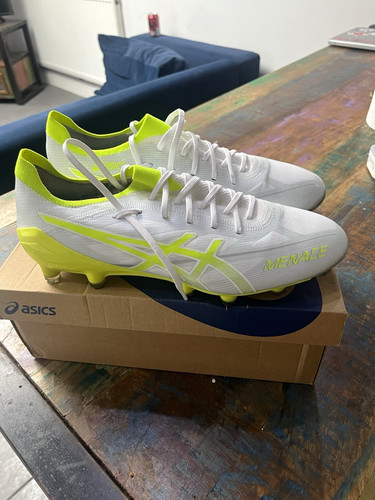 Asics menace low - cut, rugby