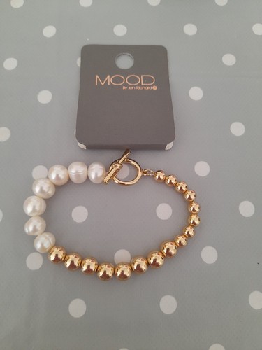 Goldtone and pearl bracelet - and,