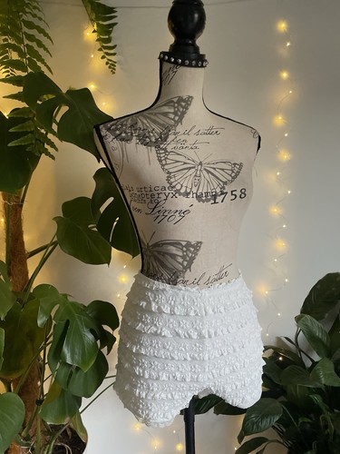 Vintage style white frilly - style,