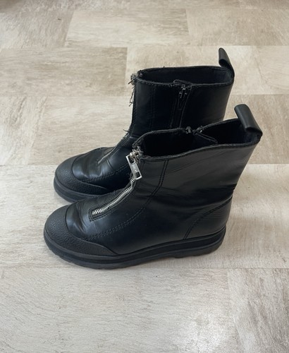 Zara black chunky front - front, zip
