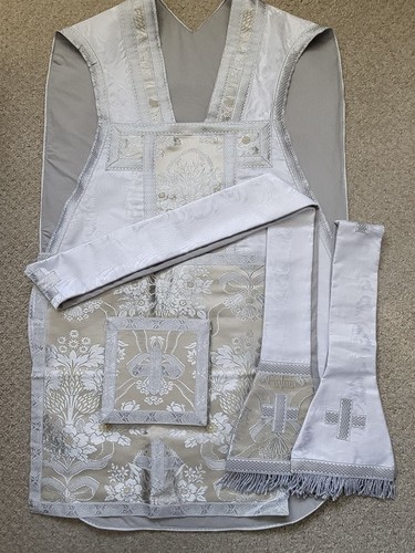 New catholic vestment low mass - new,