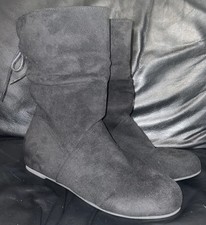 LADIES SIZE 8 BLACK FAUX SUEDE
