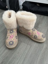 UGG Floral Embroidery Chestnut
