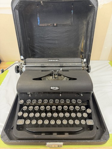 Vintage 1941 royal - royal, arrow