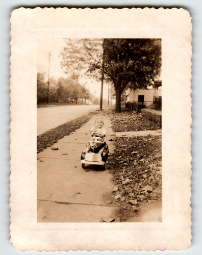 Photo child riding - child,