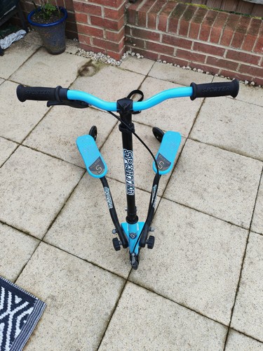 Blue scooter wiggle - v, /